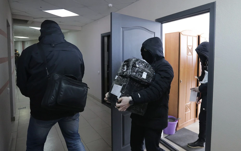 Chief editor of independent Belarus news agency detained after raid