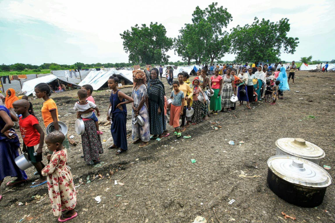 Ethiopian refugees from the Qemant ethnic group queue for food at a camp in Sudan (AFP photo)