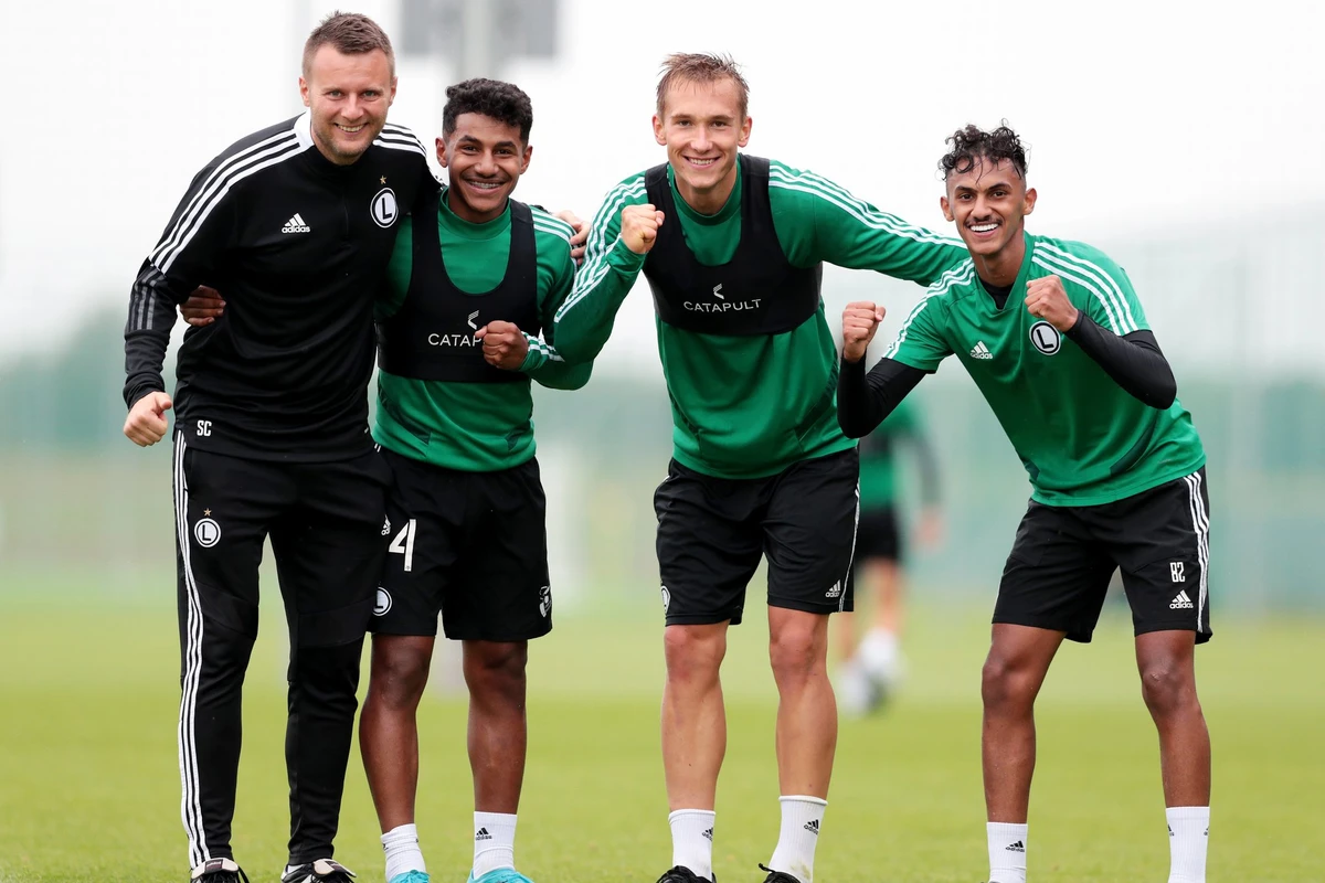 Osama Al-Mubarik, second left, at a Legia Warsaw training session alongside Saudi trialist Abdulrahman Al-Zahrani, right. (Twitter: @SSDFT_EN)