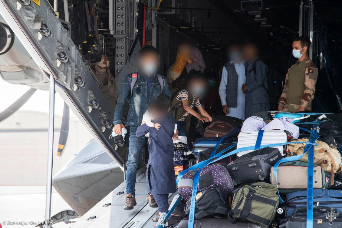 Passengers disembarking from a French Air Force Airbus A400M flying from Kabul, before boarding a French Republic plane to Paris at the French air base of Al Dhafra, near Abu Dhabi. (File/AFP)