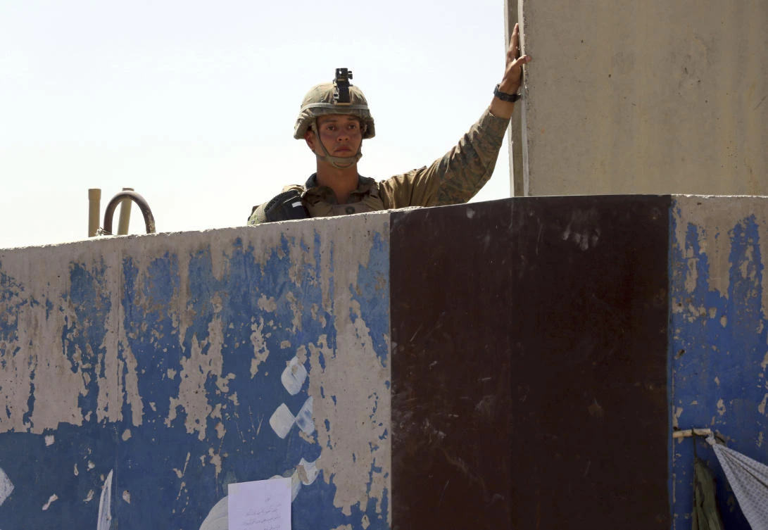 US says up to 1,500 Americans await airlift as threats grow