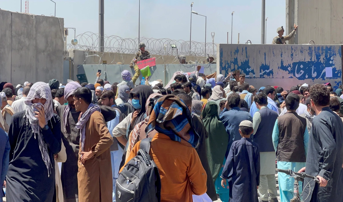 Crowds of people show their documents to U.S. troops outside the airport in Kabul, Afghanistan, on August 26, 2021. (REUTERS)
