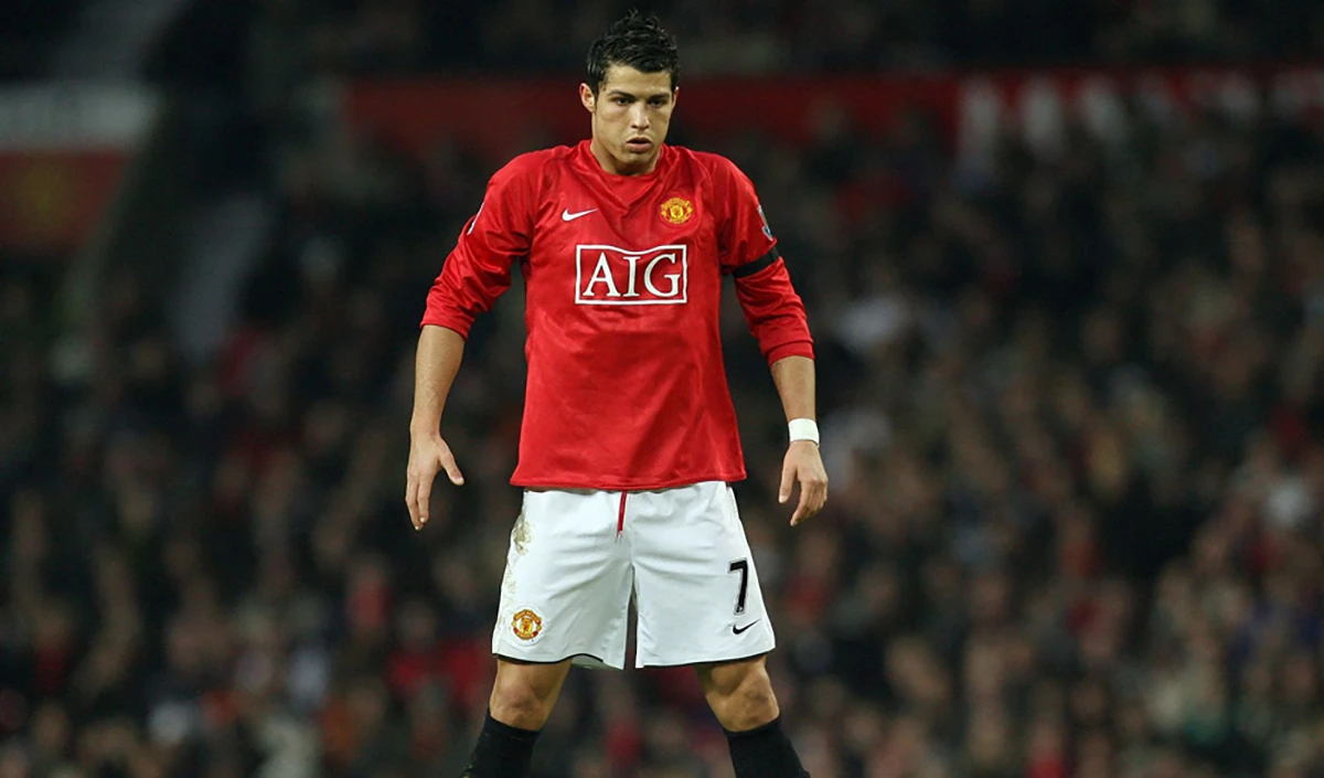 Manchester United’s Portuguese midfielder Cristiano Ronaldo prepares to take a free kick against Birmingham City, Old Trafford, Manchester, England, Jan. 1, 2008. (AFP)