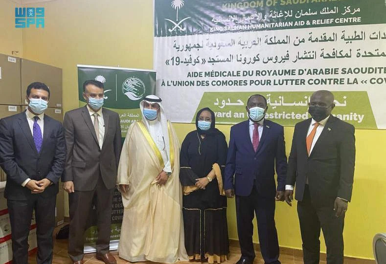 The Saudi ambassador to Comoros, Dr. Atallah Zayed Al-Zayed, delivered the aid on behalf of KSrelief to Loub Yakout Zaïdou, the Comorian health minister, in the capital Moroni. (SPA)