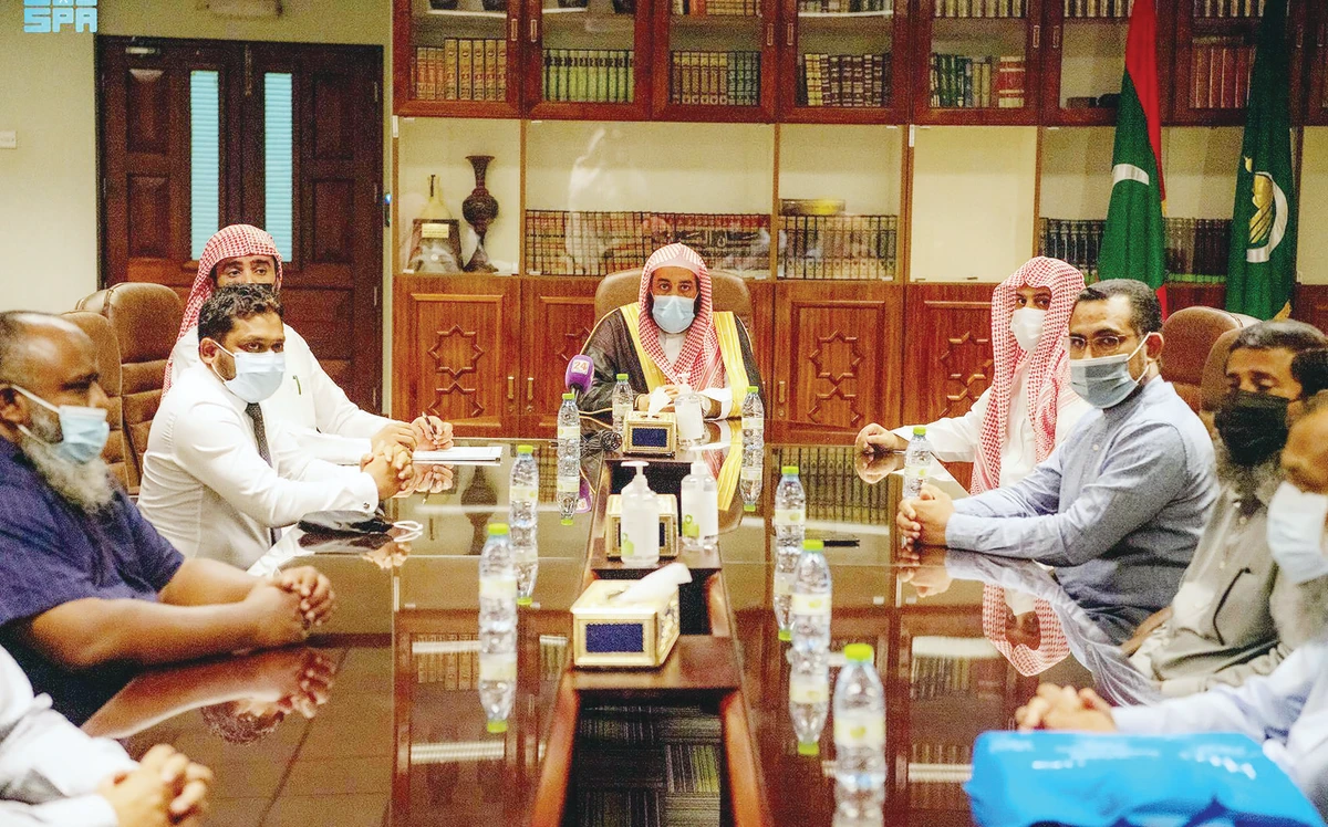 Undersecretary at Saudi Arabia’s Ministry of Islamic Affairs, Sheikh Awad Alanzi, meets with scholars in the Maldives. (SPA)
