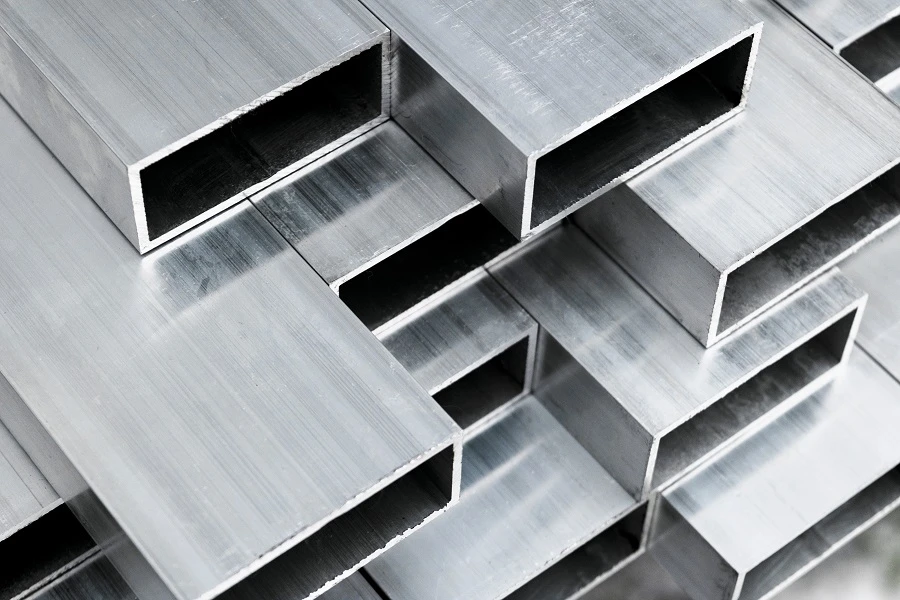 London aluminium hits 10-year high on supply worries