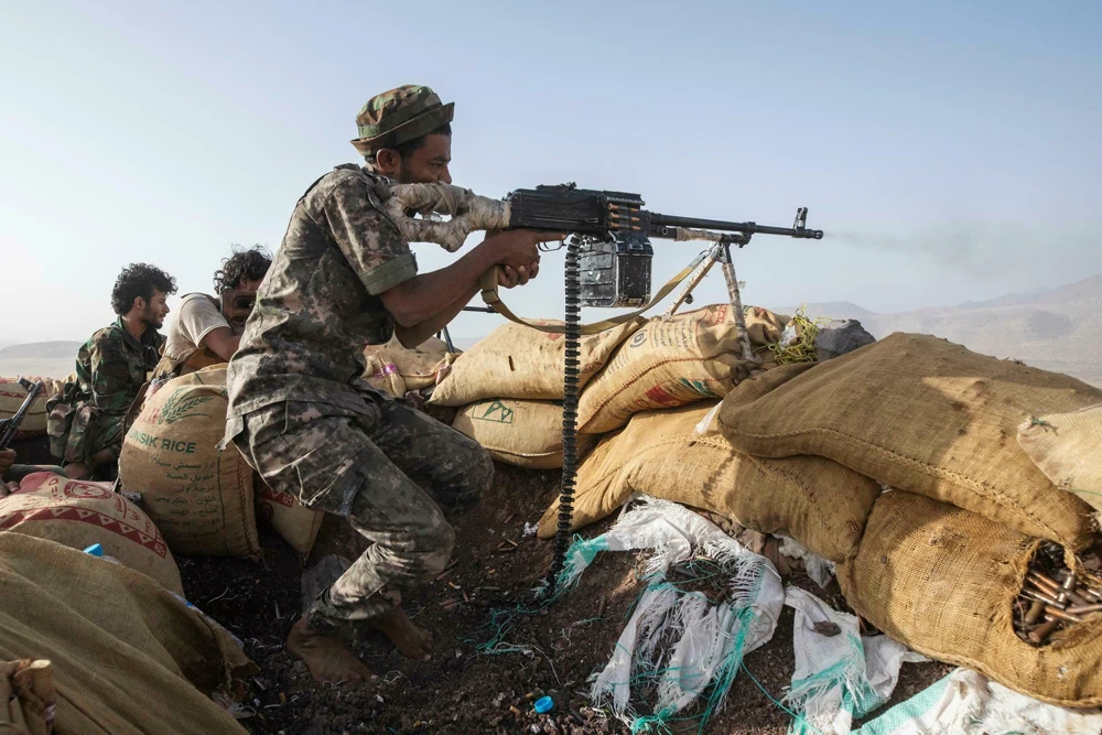 A Yemeni soldier during clashes with Houthi fighters on the Al-Kasarah frontline near Marib, Yemen, June 20, 2021. (AP Photo)
