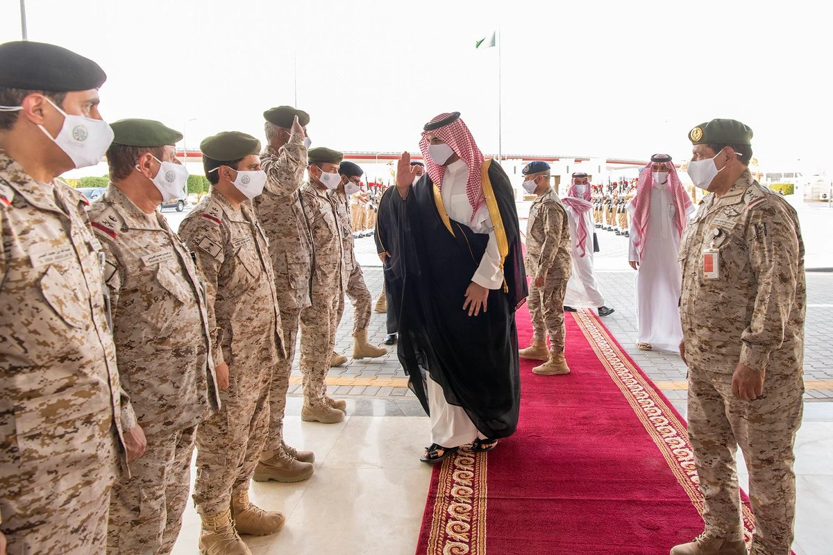 Deputy defense minister inspects Saudi land forces