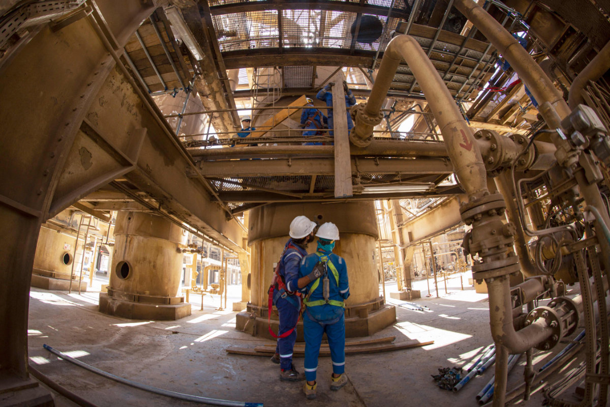 Workers go about their tasks at the Basrah Gas company in Iraq's southern Basra governorate on Sept. 22, 2021. Decades of conflict, poor maintenance and rampant corruption have battered Iraq's energy sector. (AFP)