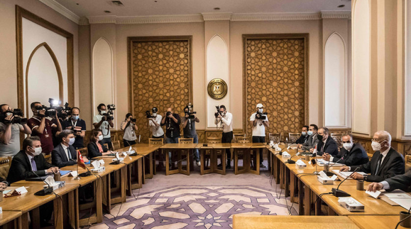 Egypt's Deputy Foreign Minister Hamdi Sanad Loza (R) meets with his Turkish counterpart Sedat Onal (L). (AFP file photo)