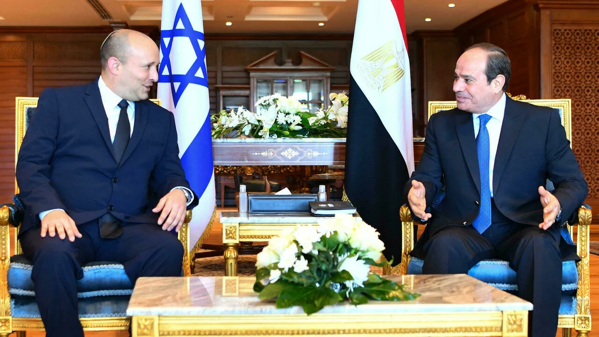 Abdel Fattah El-Sisi, right, meets with Israeli PM Naftali Bennett in the Egyptian Red Sea resort town of Sharm El-Sheikh, Sept. 13, 2021. (AFP)