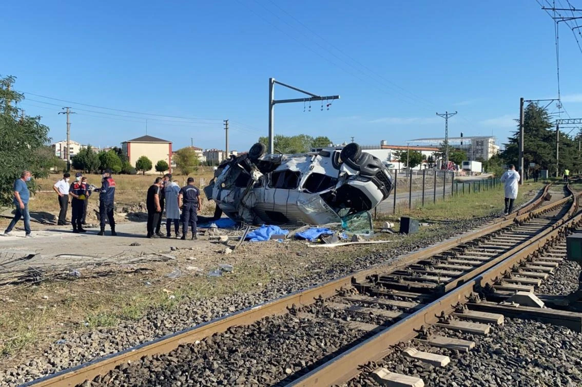 Collision between train, minibus leaves 6 dead in Turkey