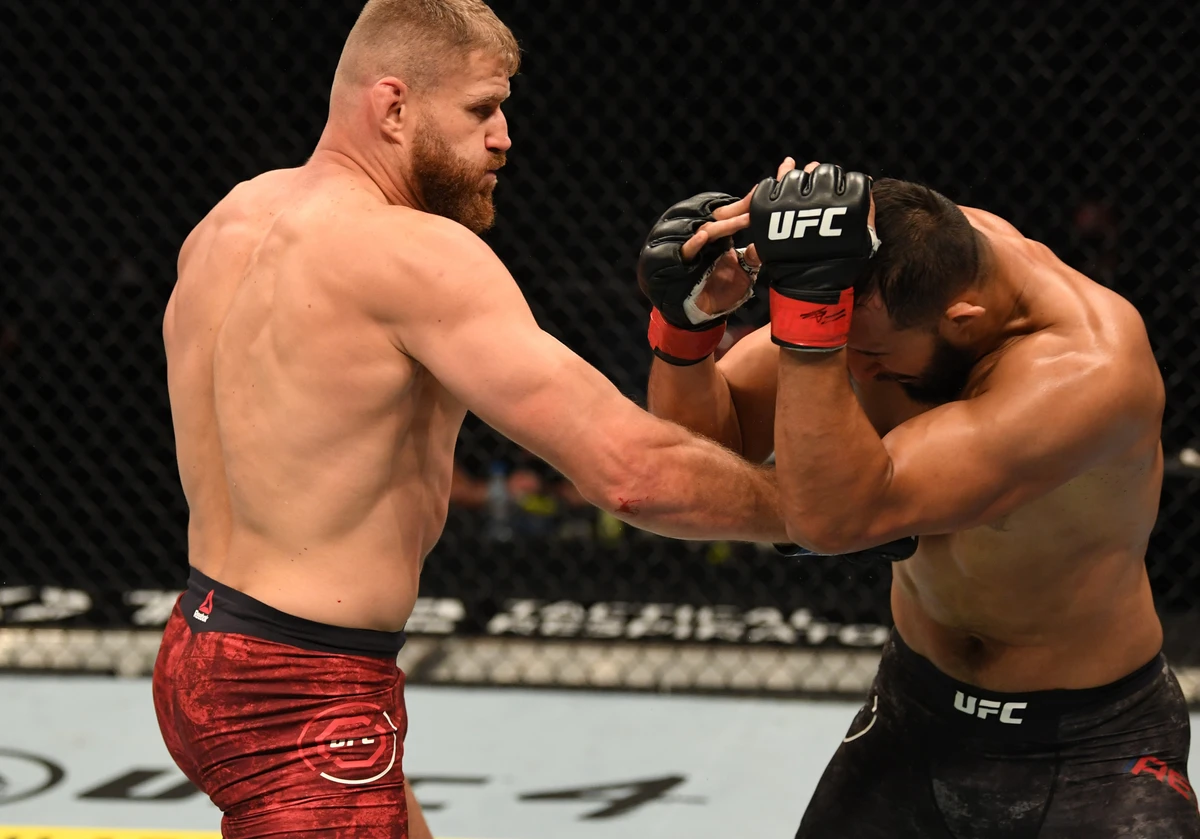 Jan Blachowicz (left) on his way to defeating Dominik Reyes at UFC 253 as part of Abu Dhabi’s Fight Island in September 2020. (Josh Hedges/Zuffa LLC via Getty)