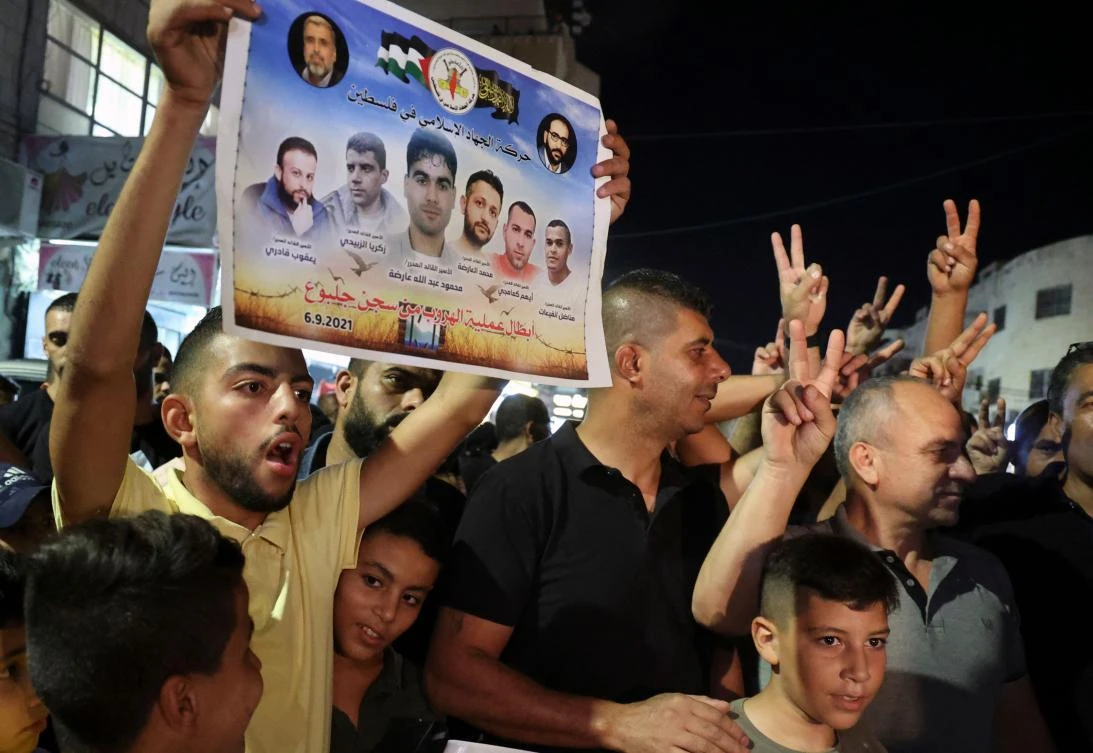 Israel arrests relatives of escaped Palestinian prisoners