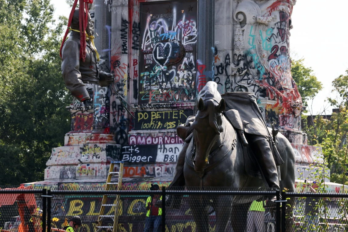 Flashpoint US statue of General Robert E. Lee removed in Richmond