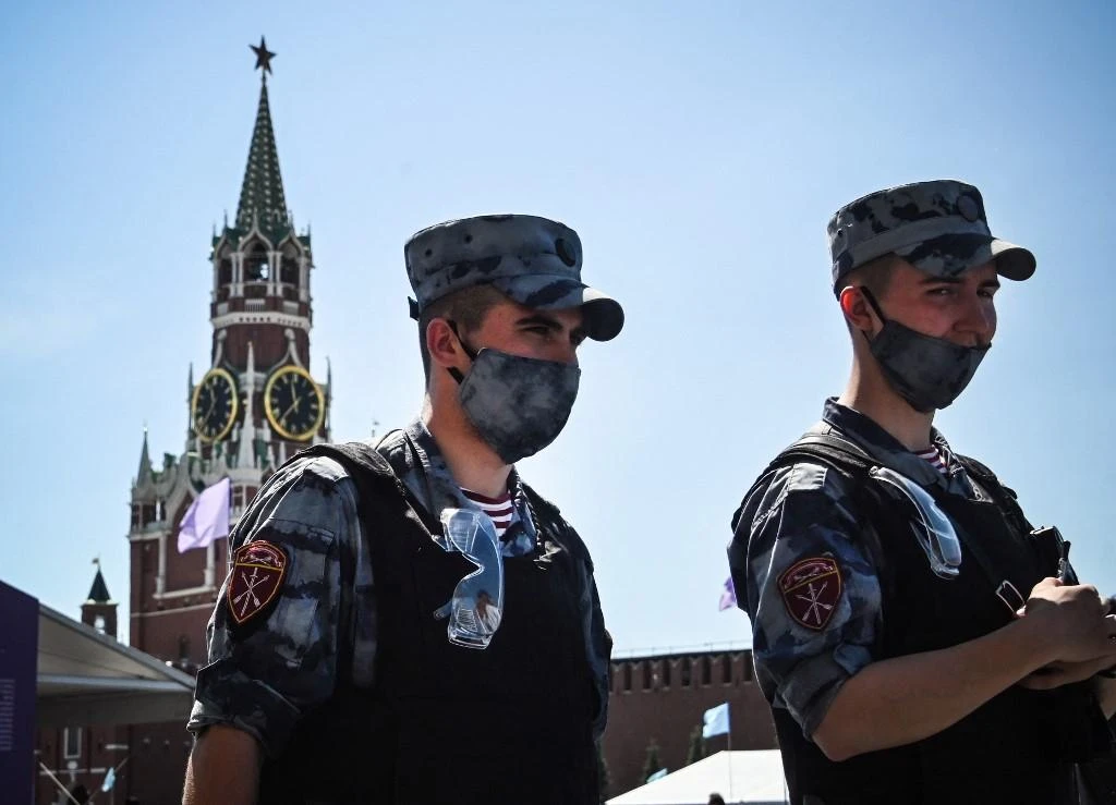 Russian police detain journalists rallying for media freedom