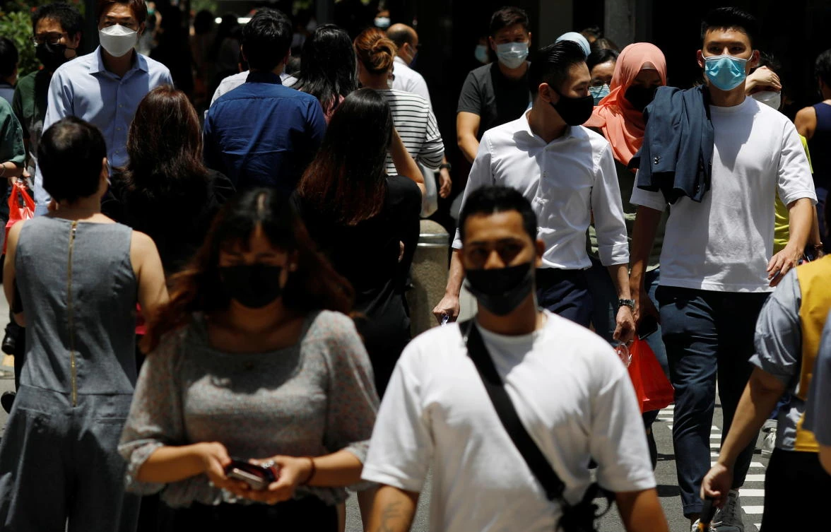 Office workers spend their lunch breaks at the central business district during the coronavirus disease (COVID-19) outbreak in Singapore, September 8, 2021. (File/Reuters)