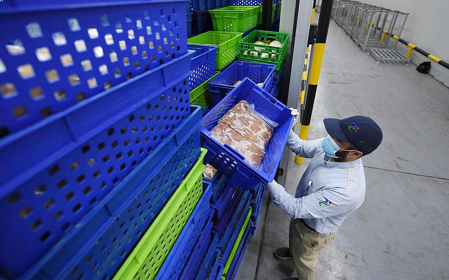 Saudi Food and Drug Authority seized 14 tons of expired foodstuffs in warehouses in Jeddah. (SPA)