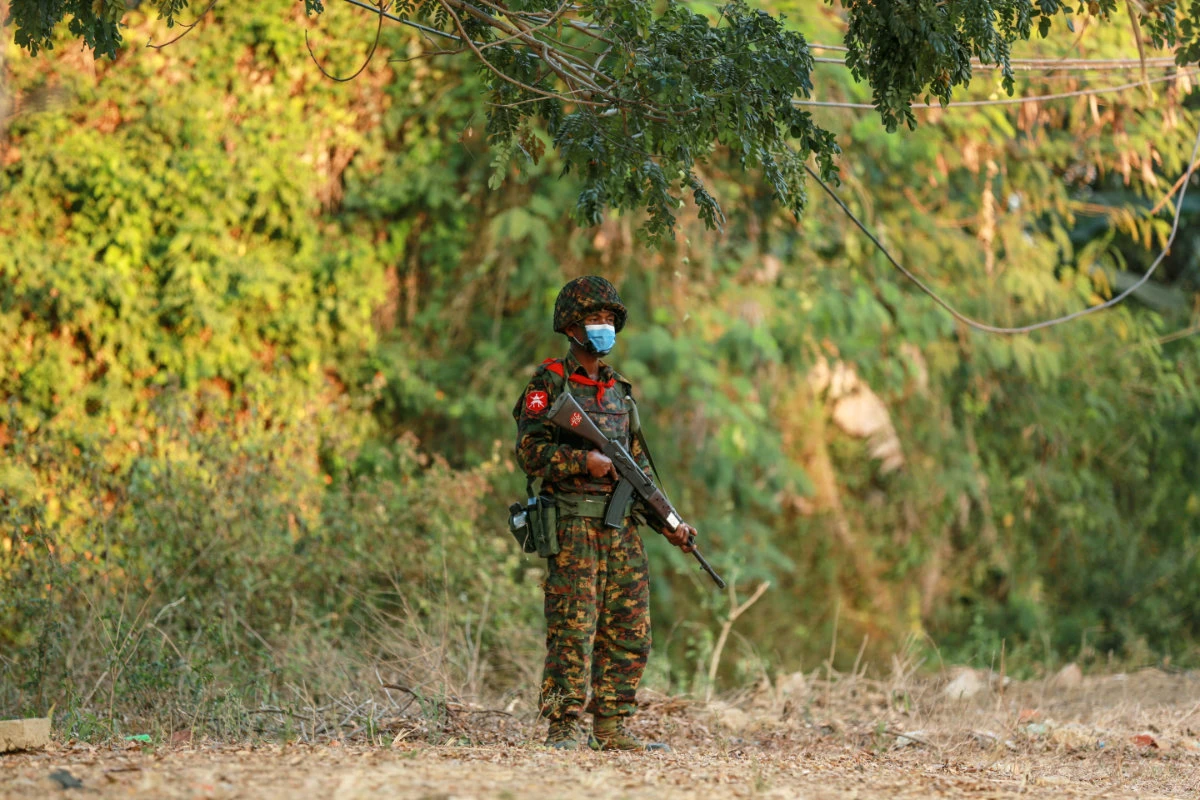 A Myanmar's soldier stands guard near the congress compound in Naypyitaw. (REUTERS/File Photo)