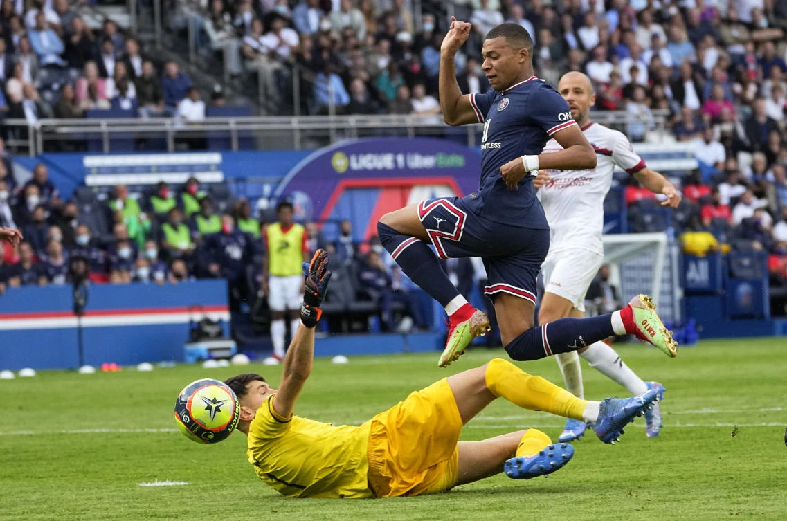 Herrera double helps PSG stay perfect in Ligue 1