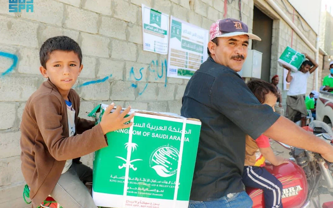 The King Salman Humanitarian Aid and Relief Center distributes more than 26 tons of food baskets in Hadramout governorate, benefiting 1,500 people. (SPA)