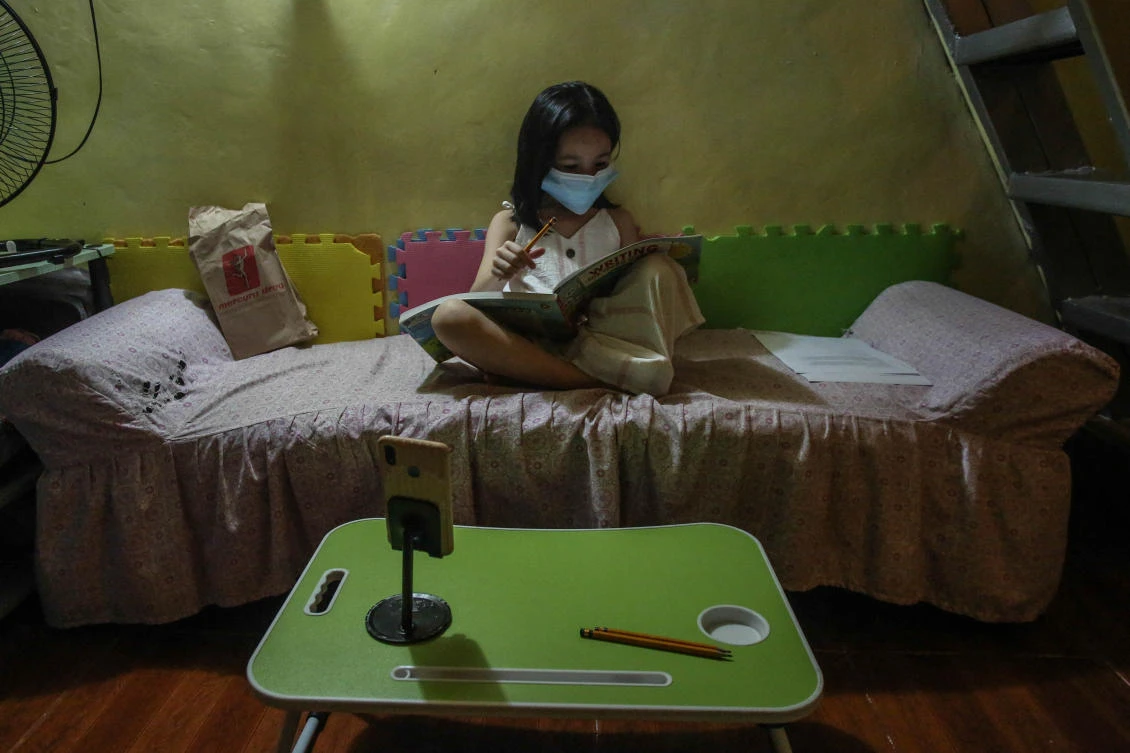A ‘blended learning’ program involving online classes has been plagued with problems: most students in the Philippines do not have a computer or Internet at home. (AFP)