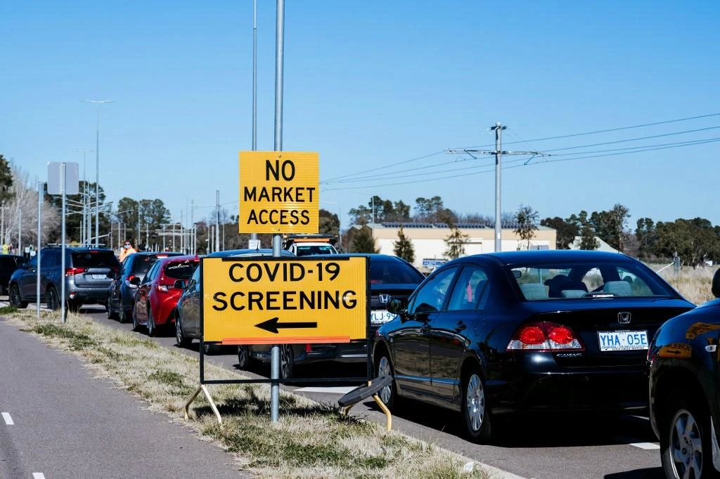 Residents queue outside a COVID-19 screening center in Canberra during the lockdown. (AFP)
