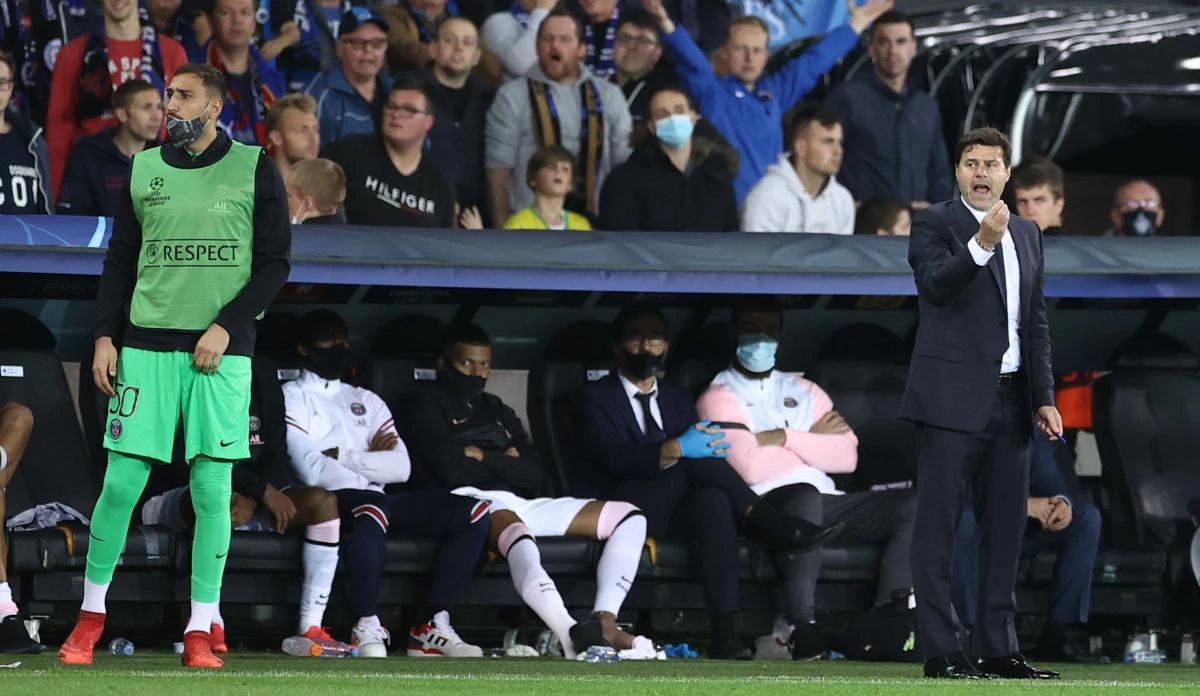 Paris Saint-Germain’s Argentinian head coach Mauricio Pochettino gestures next to Italian goalkeeper Gianluigi Donnarumma during their UEFA Champions’ League Group A match against Club Brugge at Jan Breydel Stadium in Bruges. (AFP)