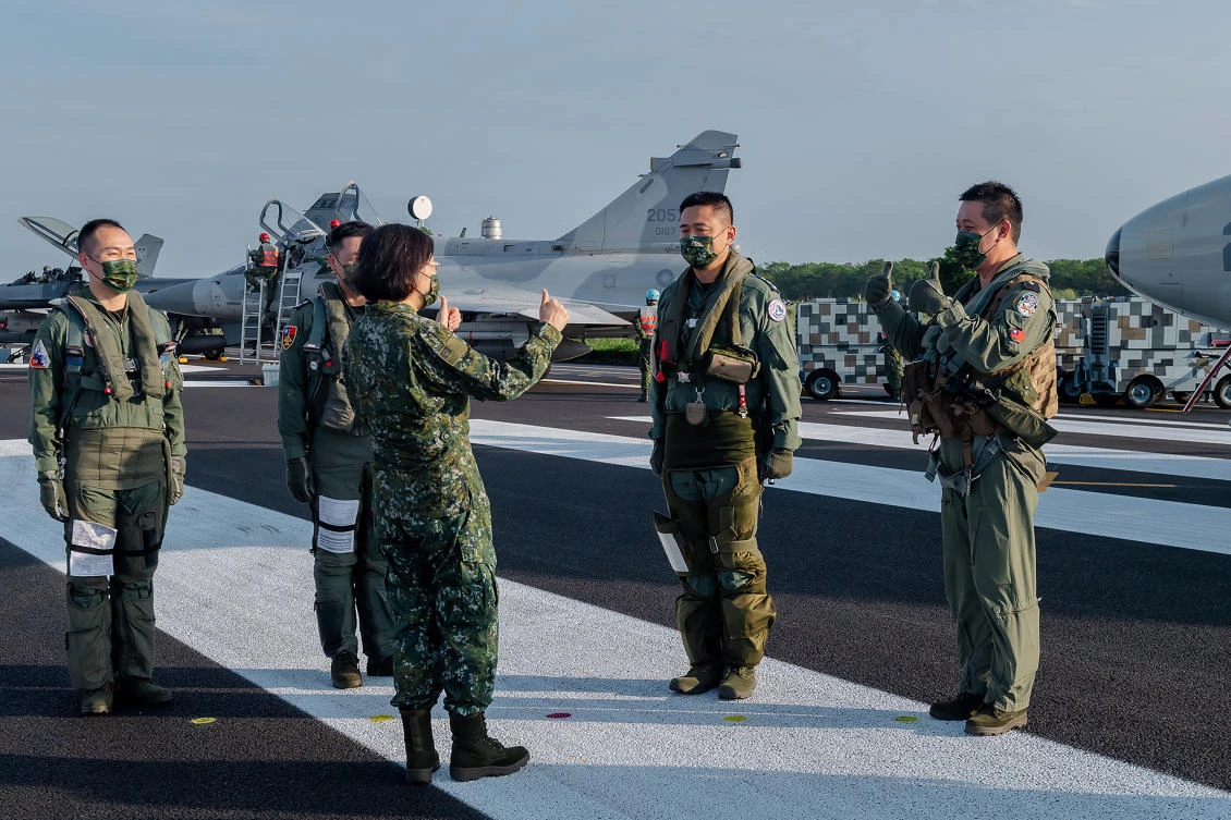 In this photo released by the Taiwan Presidential Office, Taiwanese President Tsai Ing-wen, center, speaks with military personnel near aircraft parked on a highway in Jiadong, Taiwan, Wednesday, Sept. 15, 2021. (AP)