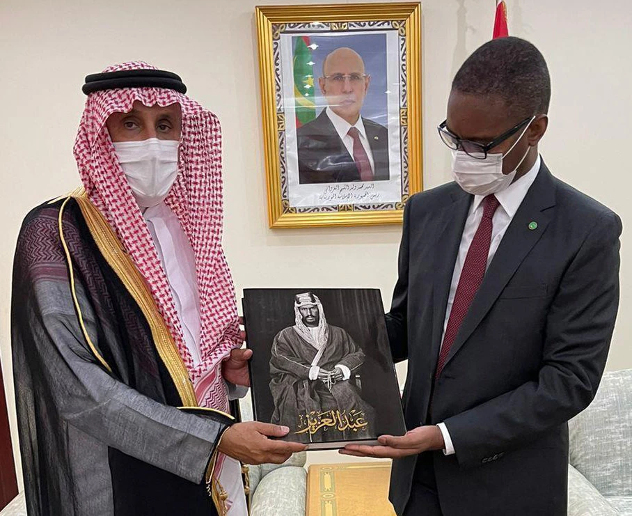 King Abdulaziz Foundation chief Fahd bin Abdullah Al-Semari (left) presents a memento to Mauritanian Prime Minister Mohamed Ould Bilal Massoud in Nouakchott on Saturday. (SPA)