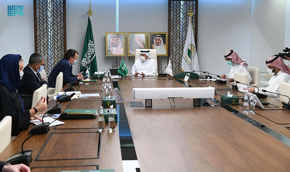 KSrelief chief Dr. Abdullah Al-Rabeeah meets the UN’s humanitarian coordinator for Yemen in Riyadh on Sunday. (SPA)