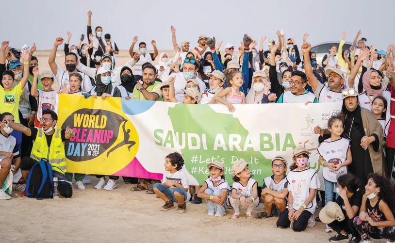 Hundreds of volunteers help clean up Jeddah beaches