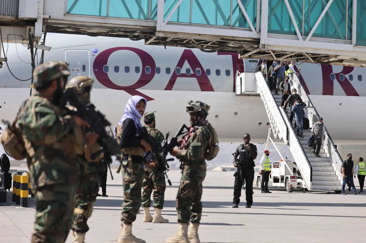 US says flight with 21 US citizens, 48 residents left Kabul