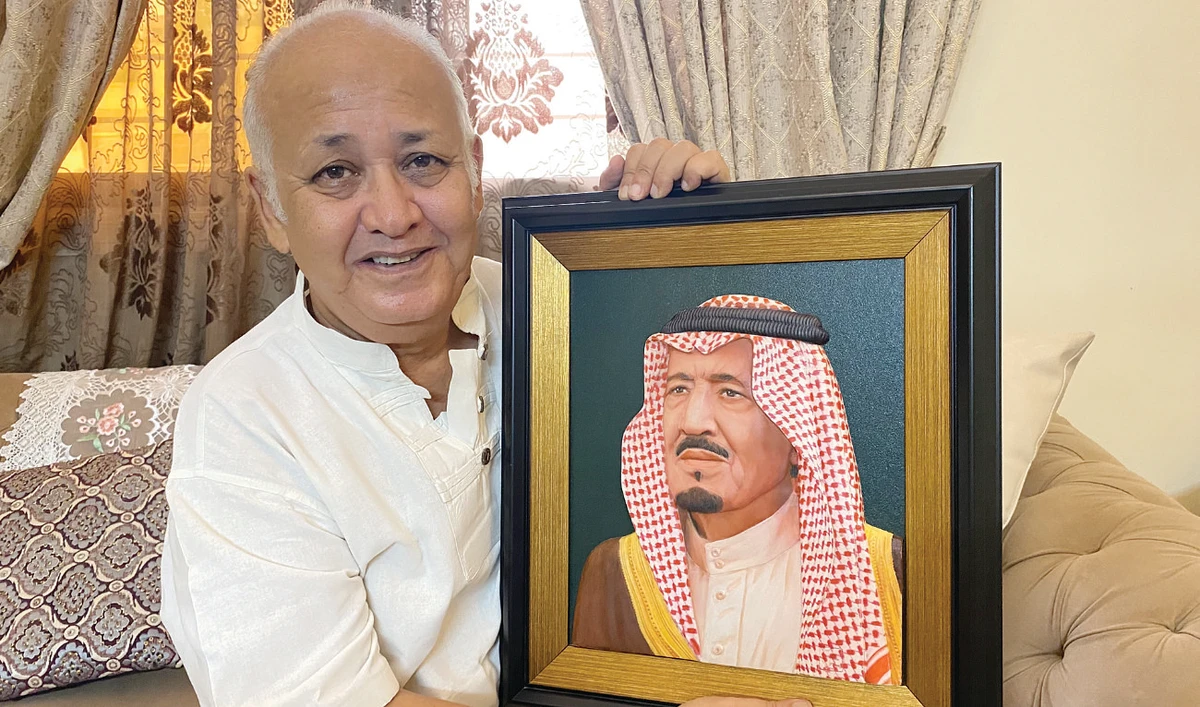 Pakistani artist Khalil Najmi holds a portrait of King Salman at his residence in Karachi on Tuesday. (AN photo)