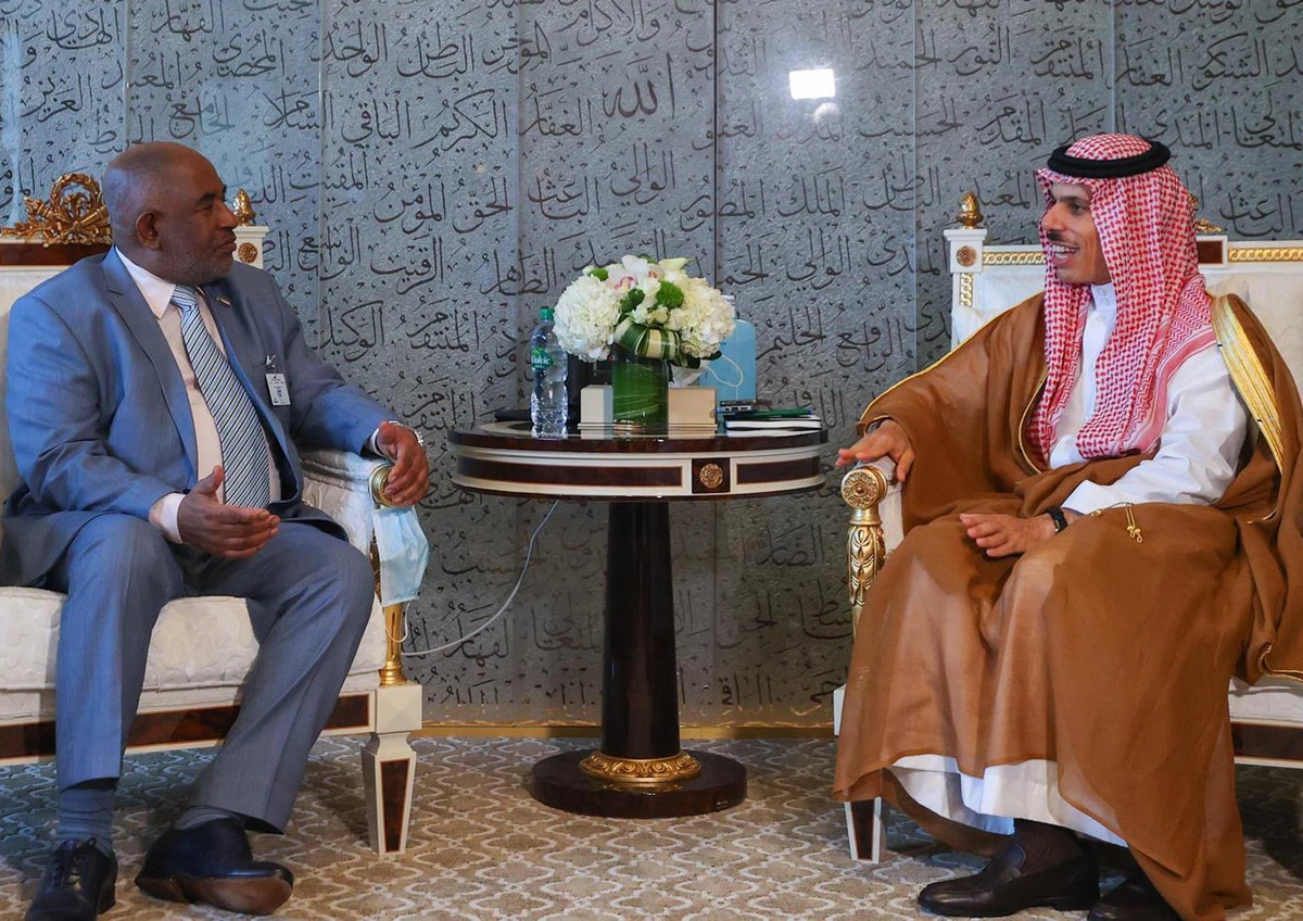 Saudi FM meets Comoros president, Senegalese and Italian counterparts
