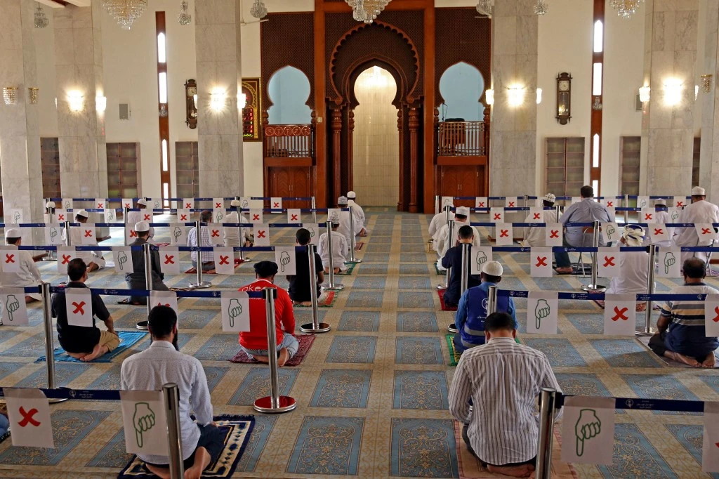Oman’s coronavirus supreme committee issued the decision on Sept. 19 to reopen mosques for Friday prayers from Sept. 24 for those who have been vaccinated. (File/AFP)