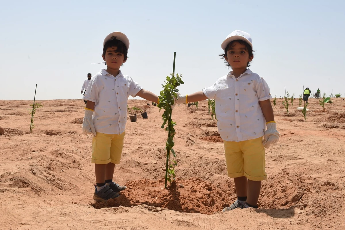 Thousands of volunteers in Riyadh help plant trees in shape of map of Saudi Arabia