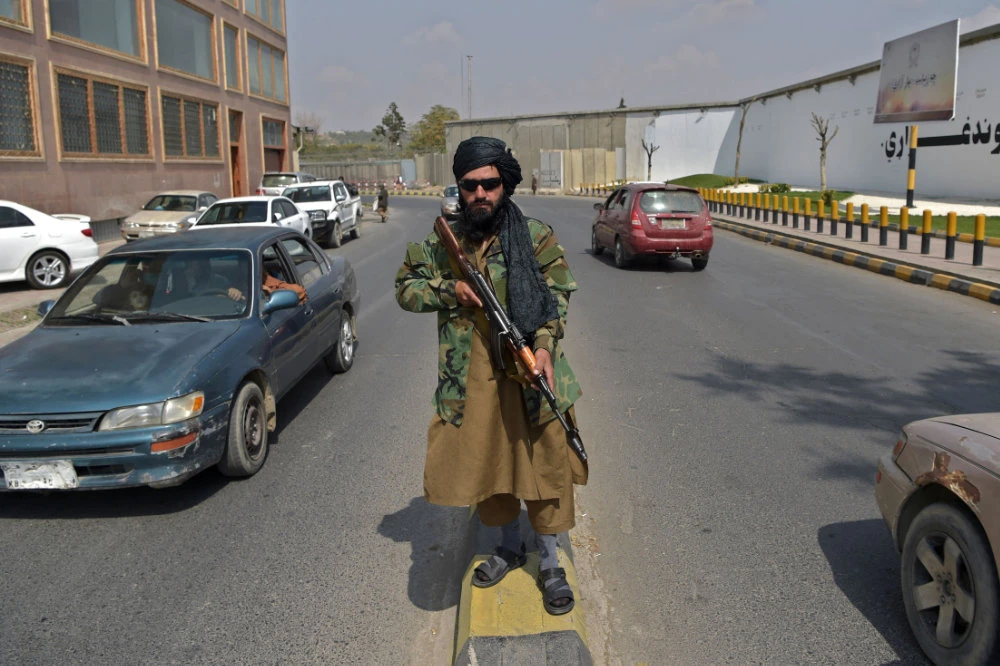 A Taliban fighter along a street near the Zanbaq Square in Kabul. The new Taliban government has vowed to ‘suppress’ Daesh presence in Afghanistan. (AFP)