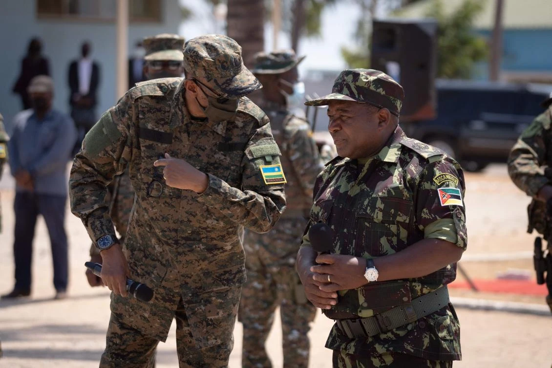 Mozambican President Filipe Nyusi (R) and Rwanda President Paul Kagame, both wearing military fatigue, are seen on 24 September 2021 in Pemba, Cabo Delgado province, Mozambique. (AFP)
