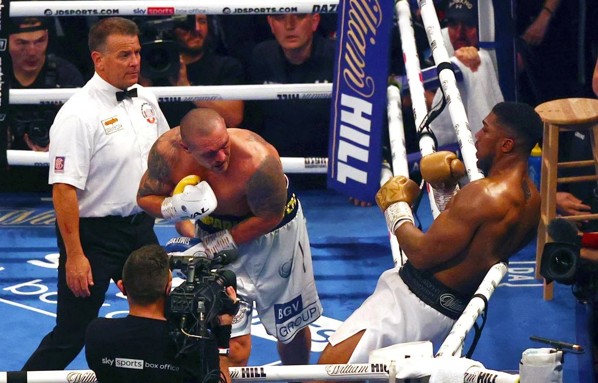 Ukrainian boxer Oleksandr Usyk (L) fights British heavyweight champion boxer Anthony Joshua at the end of their heavyweight boxing match at Tottenham Hotspur Stadium in north London on September 25, 2021. (AFP)
