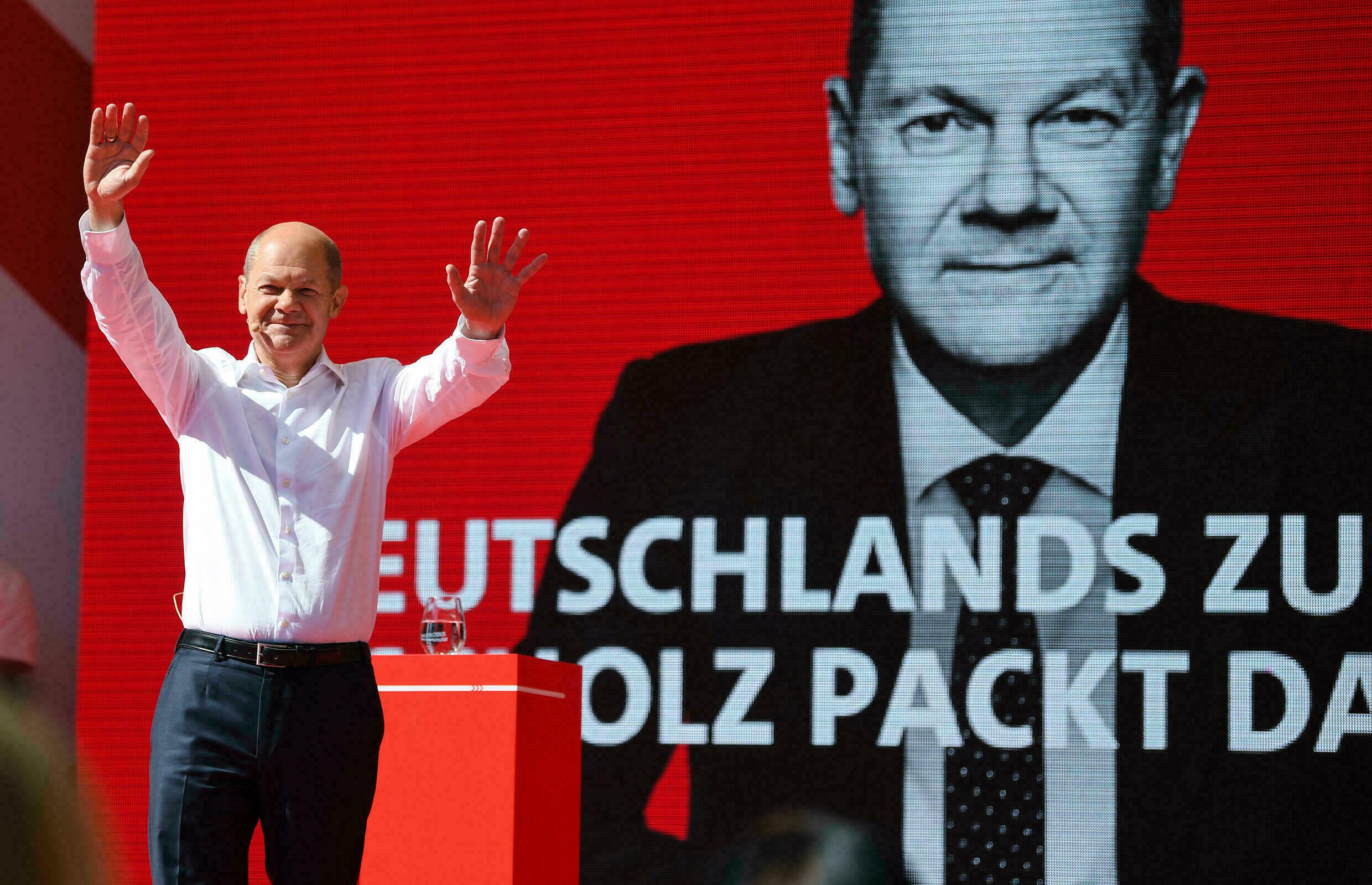 Olaf Scholz waves to supporters during a rally in Munich, Sept. 18, 2021. (AFP)