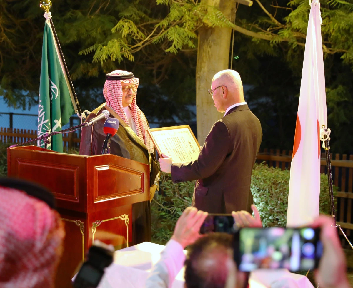 Prince Abdullah bin Faisal bin Turki Al-Saud accepted the commendation from Japanese Ambassador Fumio Iwai in Riyadh on Thursday. (AN photo by Saleh Al-Ghanam)
