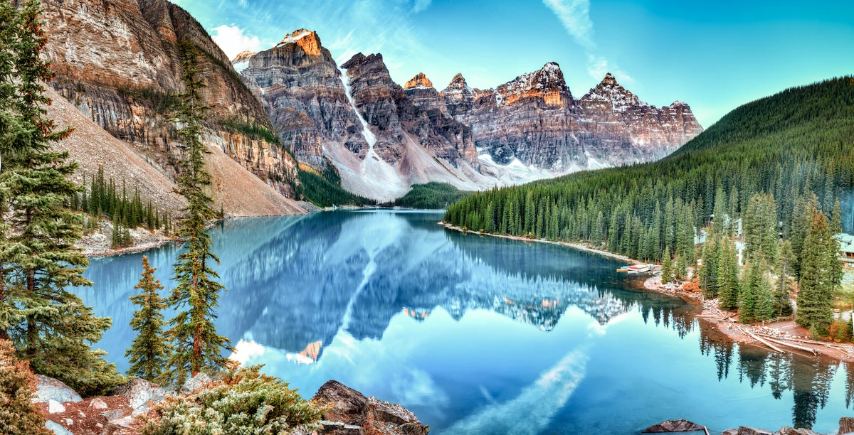 Hemmed in by serrated mountains in every direction, these mountain tarns are the crowning jewels of Canadian tourism. (Shutterstock)