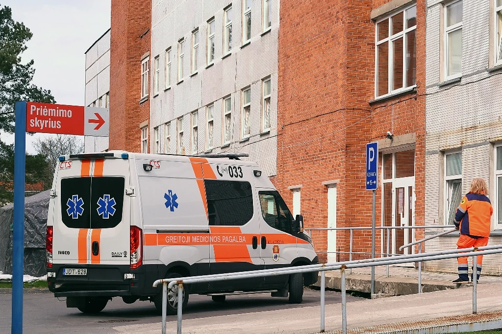 Lithuanian doctors find kilo of screws and nails in man’s stomach