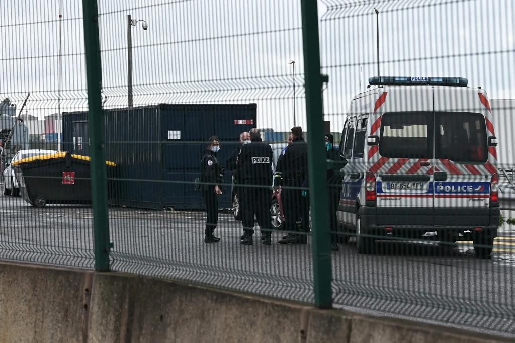 French police deploy rubber bullets against migrants crossing to Britain