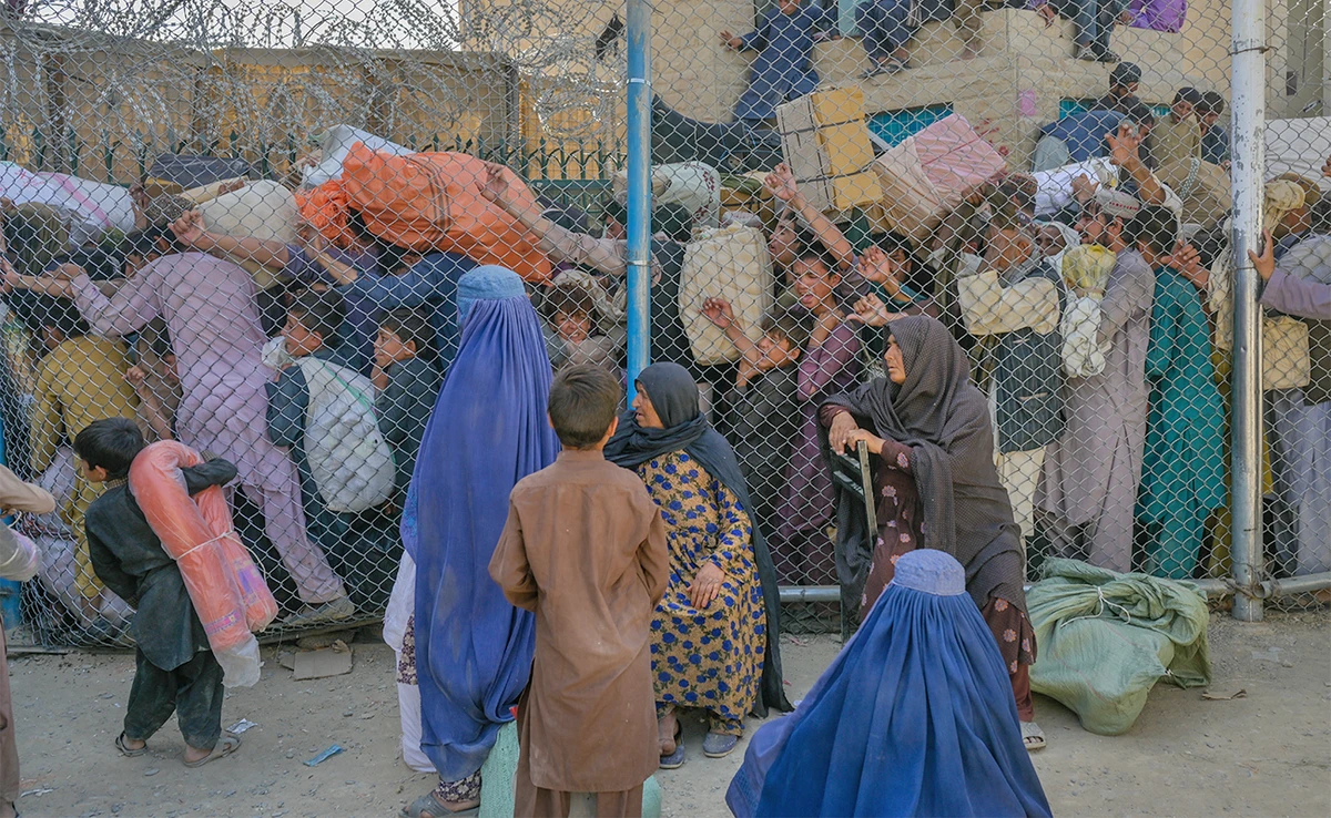 People rush to pass to Pakistan from the Afghanistan border in Spin Boldak on September 25, 2021. (AFP)