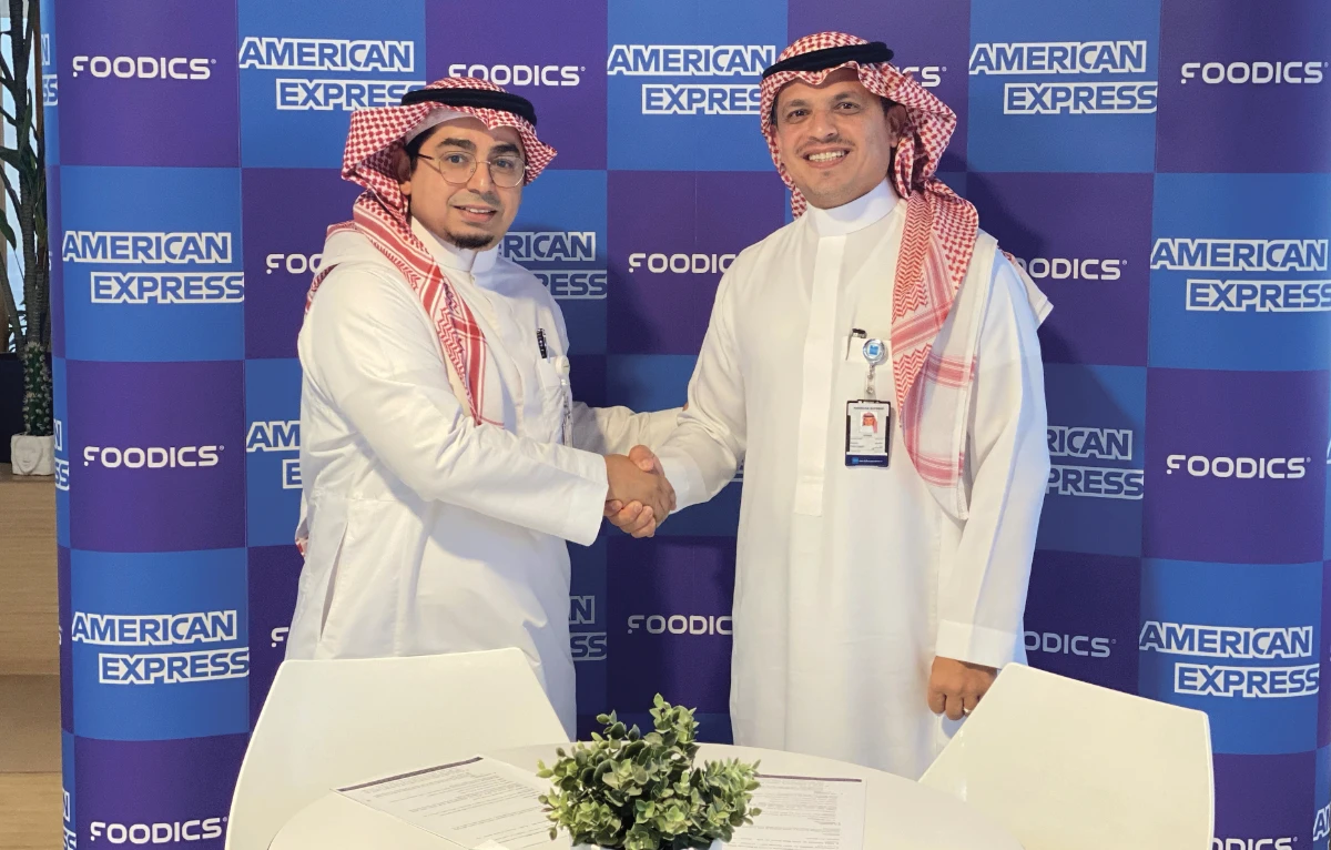 Abdullah Bugshan, Foodics Pay general manager, and Assim Alshmassi, American Express KSA chief business development officer, at the signing ceremony.