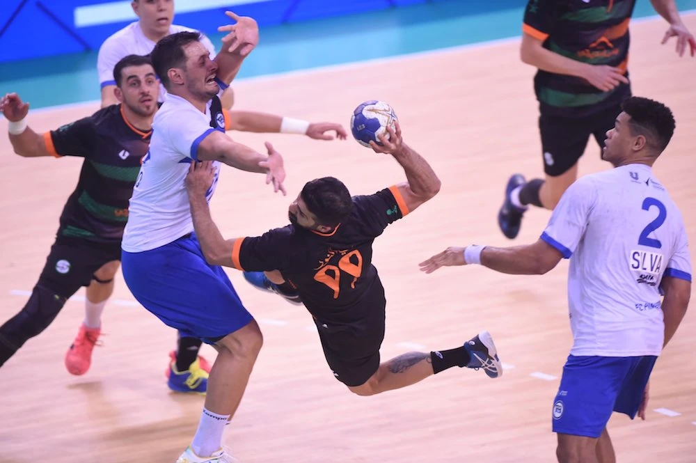 Al-Noor (in the dark shirts) attack EC Pinheiros during their 34-33 loss on Wednesday night. (Supplied/SAHF)