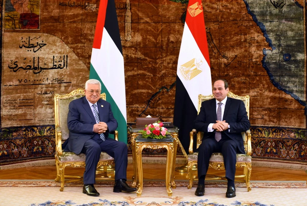 President El-Sisi told President Abbas that Cairo will continue its moves for the return of the Palestinian Authority to the Gaza Strip. (File/AFP)