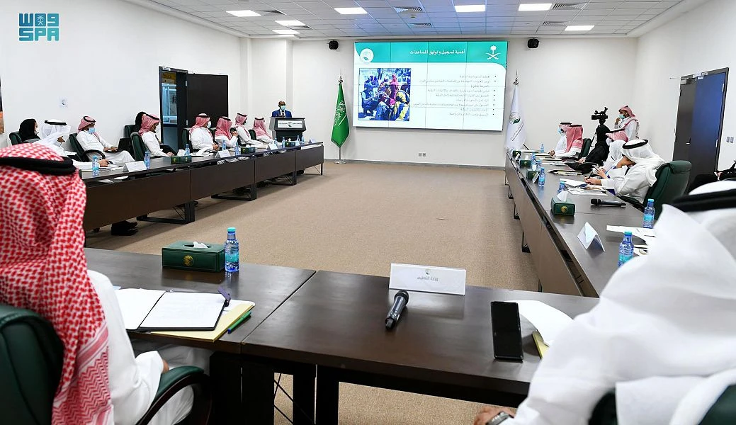 Makki Hamed, KSrelief director of research and information, delivering a visual presentation during the workshop. (SPA)